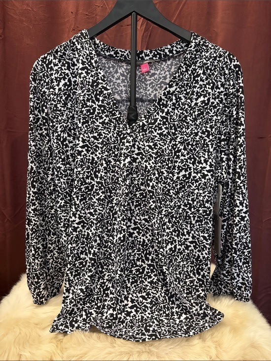 Vince Camuto Tops - Vince Camuto Black & White Printed V-Neck Long-Sleeve Blouse Size Large NWT